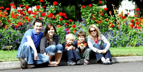 семья с детьми на фоне цветов