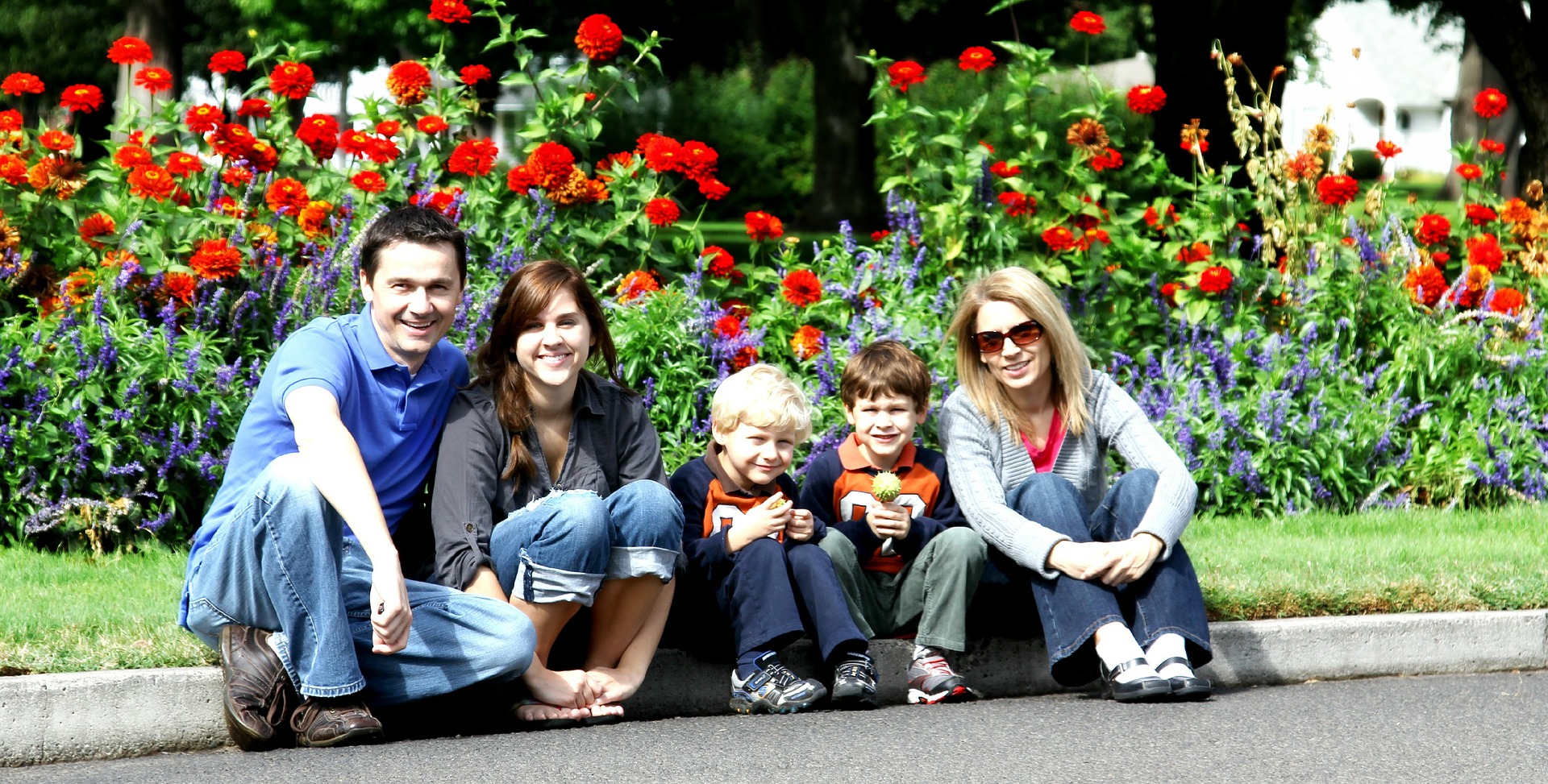 семья с детьми на фоне цветов